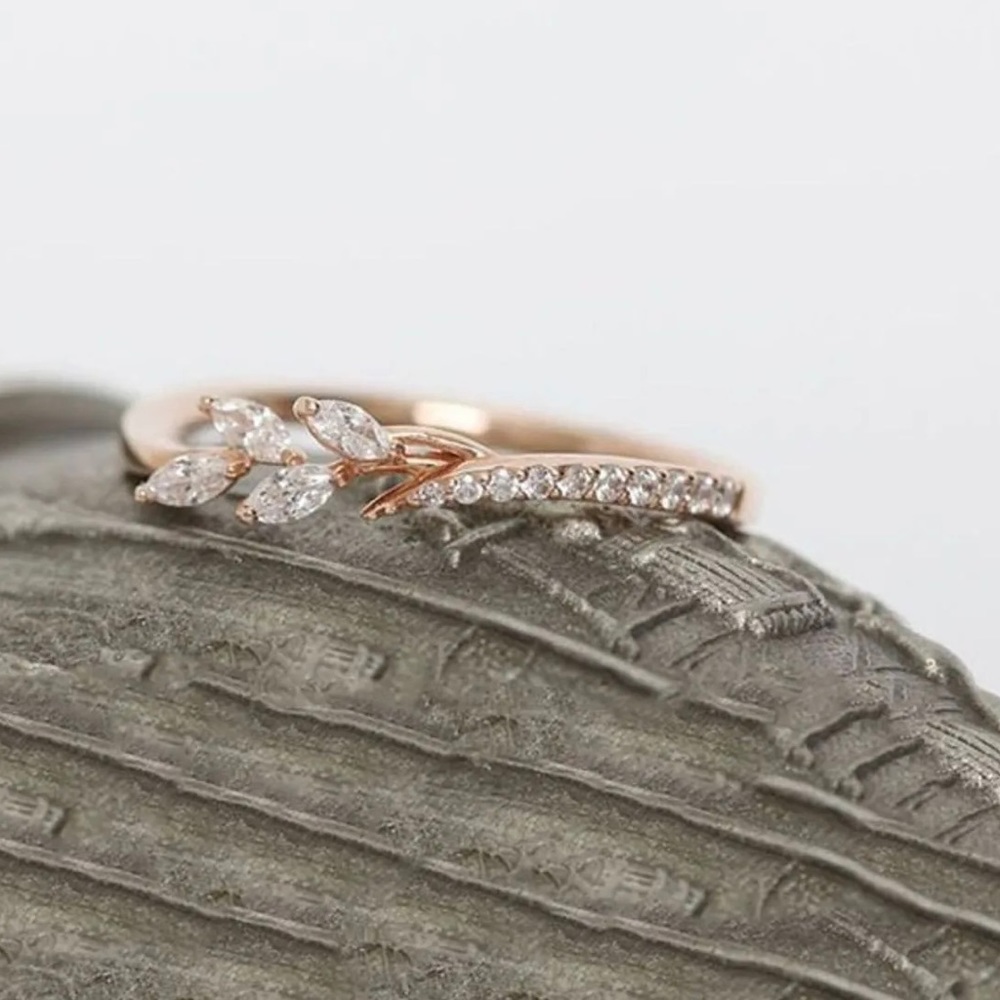 Glamorous Rose Gold Zircon Ring - Picture 3 of 8